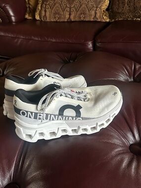 On cloud Running women’s White helion Cloudtec Running Shoes